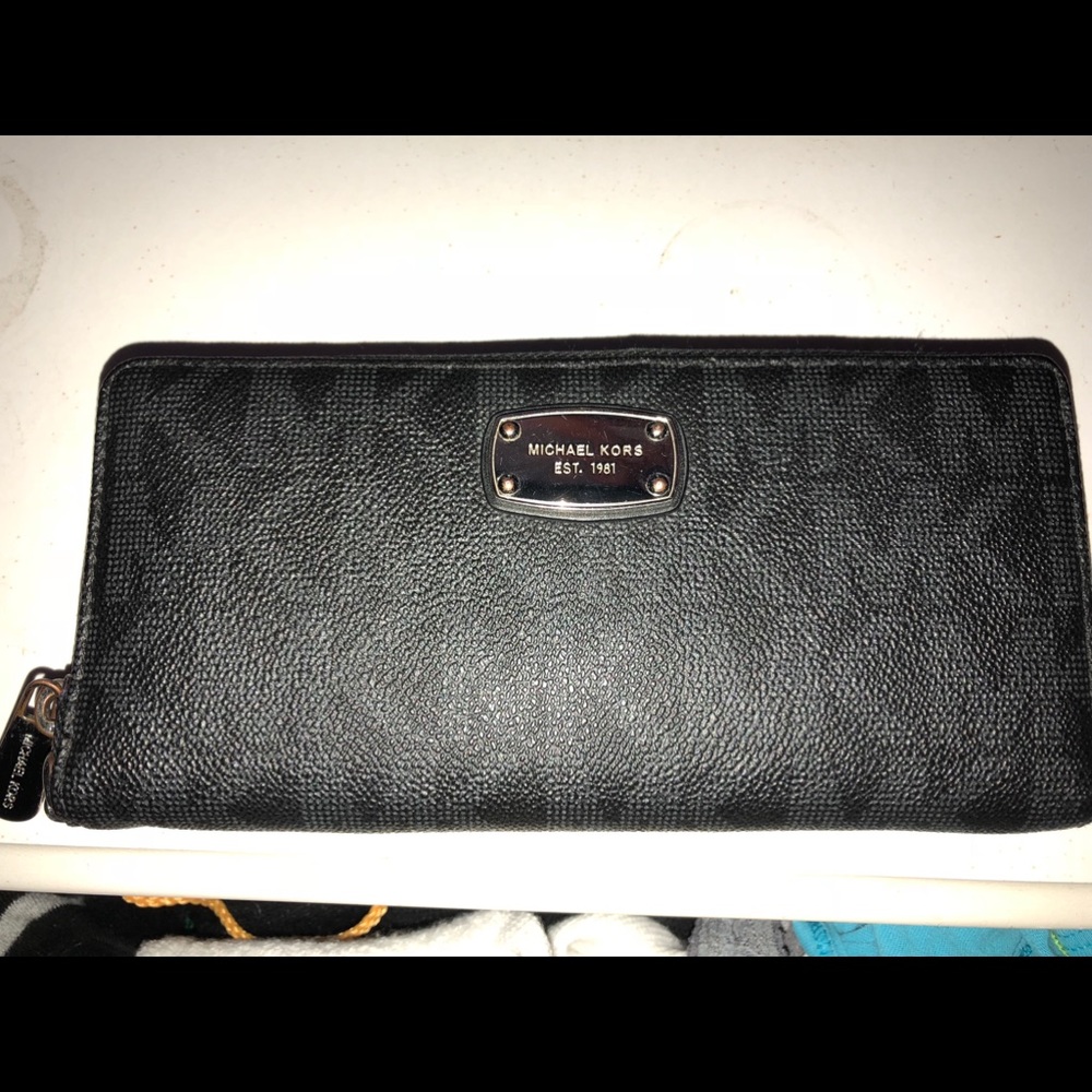 Black Micheal Kors long zippy wallet🖤
